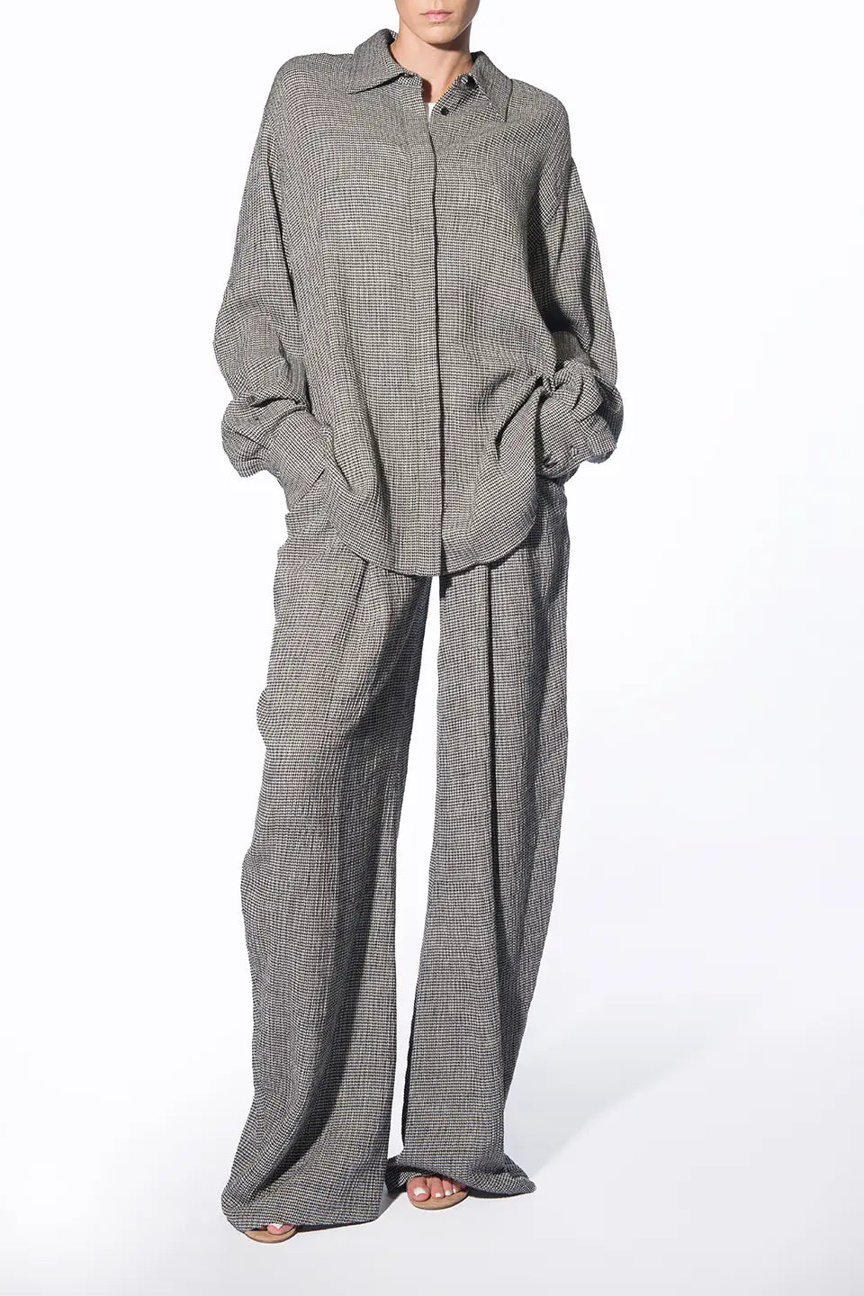 Shop online trendy Grey Women pants from Alessandro Vigilante Fashion designer. Product gallery 1